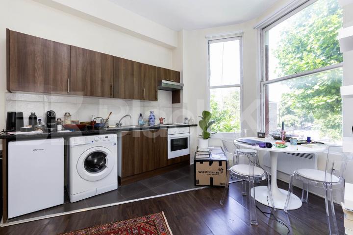 Modern studio set within a large period house mins to tube and shops Sutherland Avenue, Maida Vale